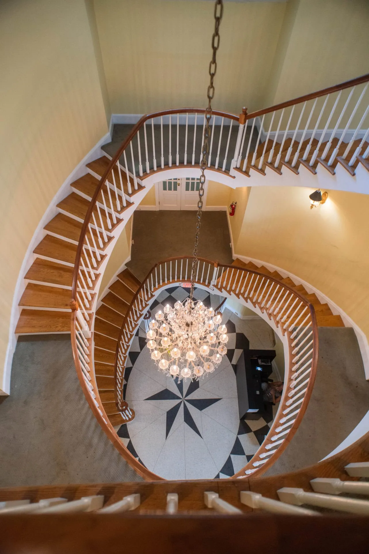The spiral staircase and chandelier in the entrance hall